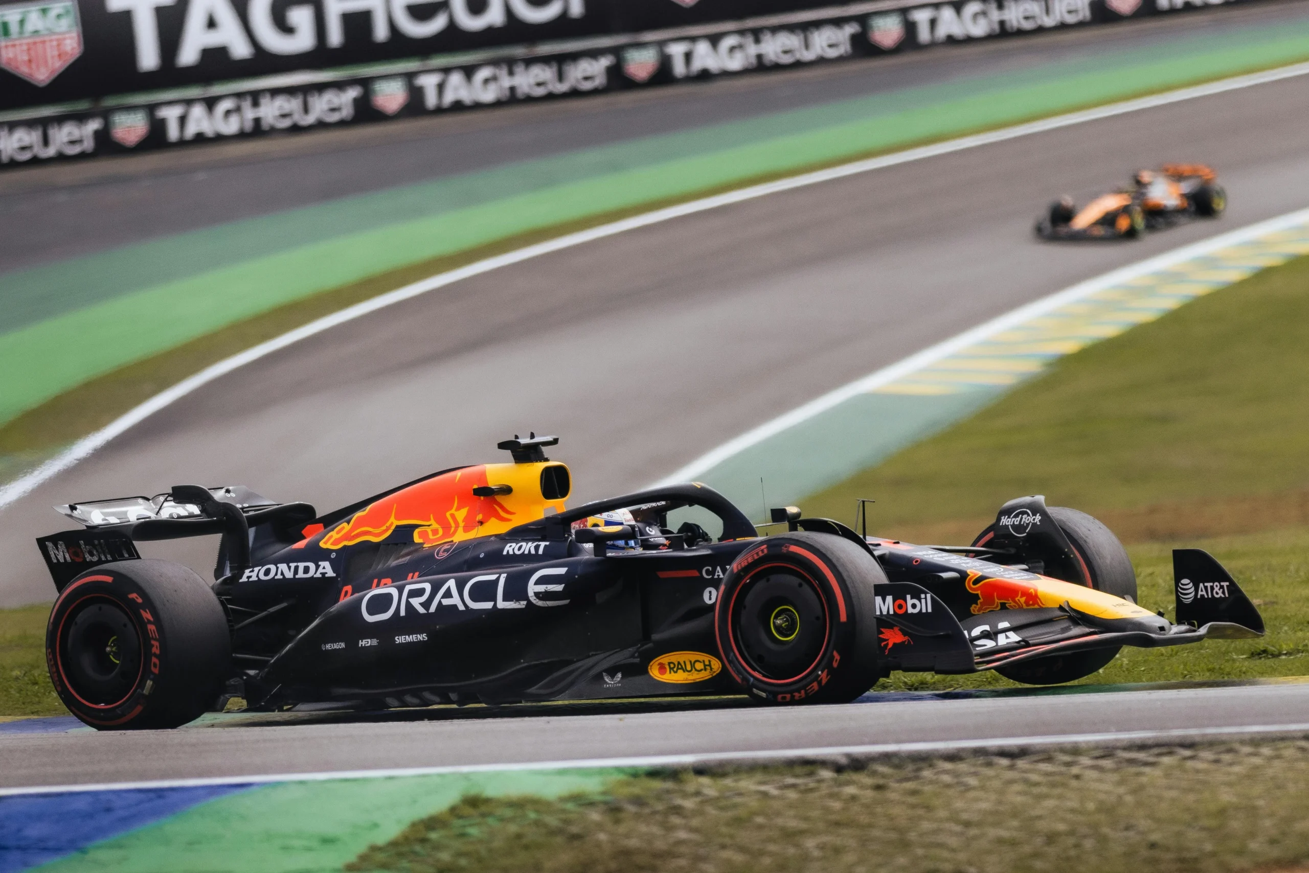 Auto de Fórmula 1 en Interlagos - viaje al GP de Brasil