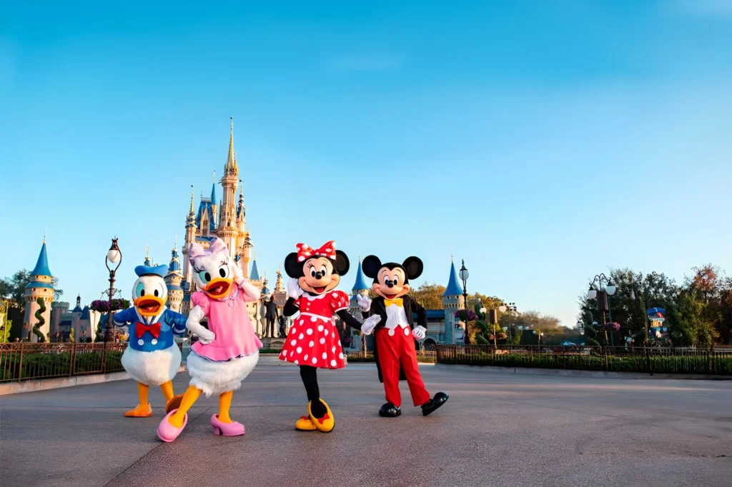 Minnie y Lucas en Disney Magic Kingdom Orlando - familia feliz en los parques