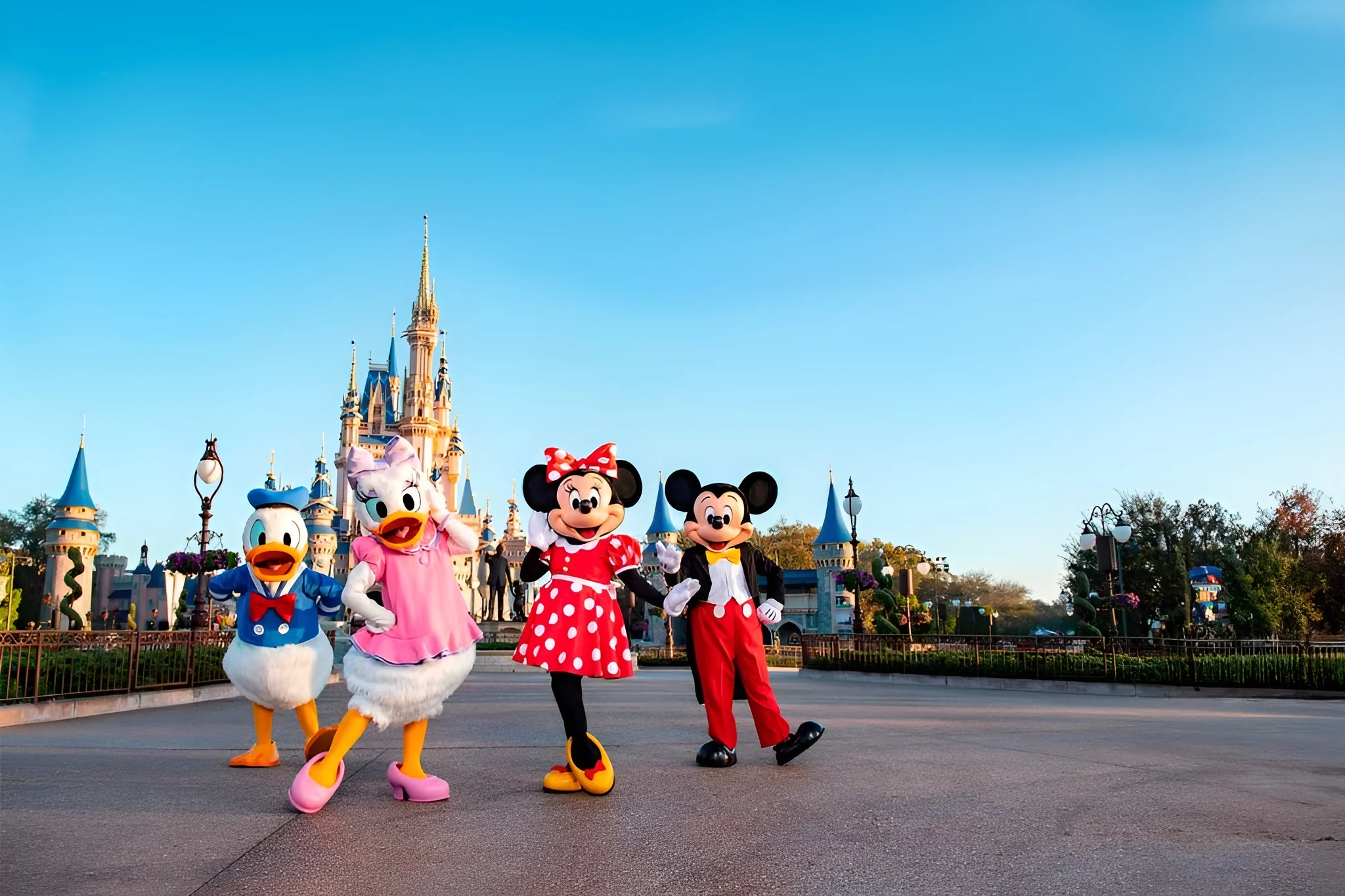 Minnie y Lucas en Disney Magic Kingdom Orlando - familia feliz en los parques
